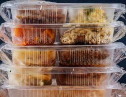 mengemas makanan dijual