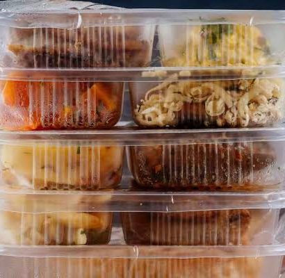 mengemas makanan dijual