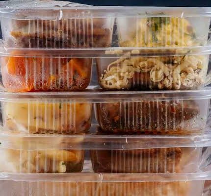 mengemas makanan dijual