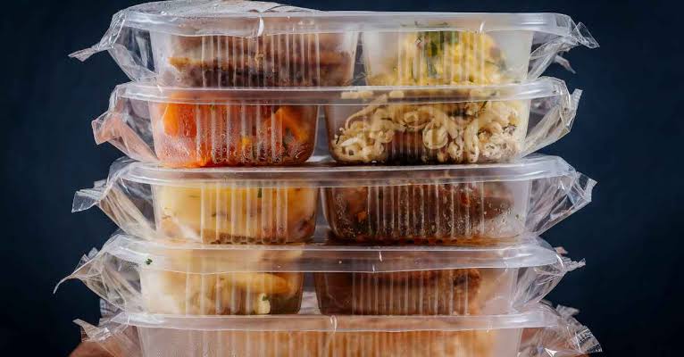 mengemas makanan dijual