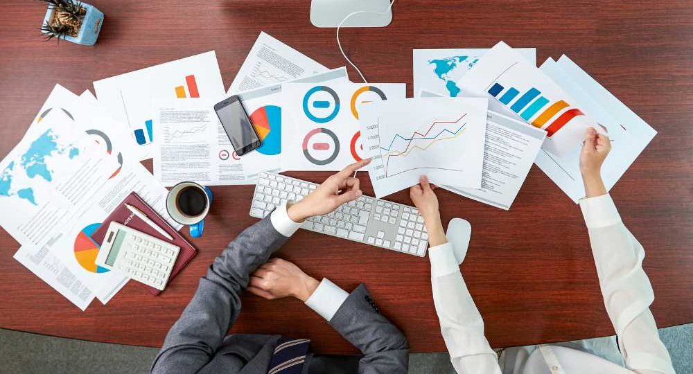 Data karyawan perusahaan membantu HR mengelola identitas, jabatan, divisi, masa kerja, dan informasi pekerja untuk mendukung administrasi.