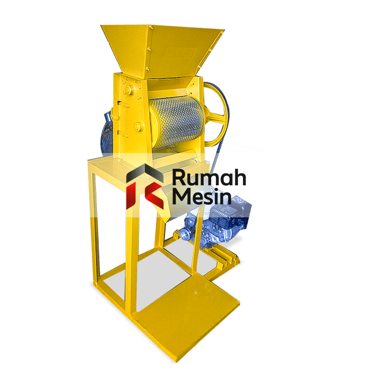 Petani memeriksa biji kopi selama proses fermentasi sebelum memasuki tahap pengeringan.