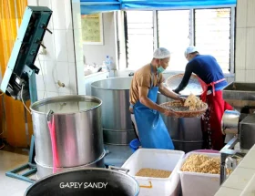 cara menata makanan sebelum proses penirisan